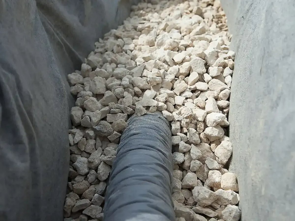 Drain peripherique sur lit de gravier et geotextile